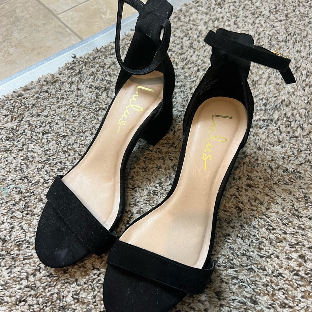 Lulu’s black heels
